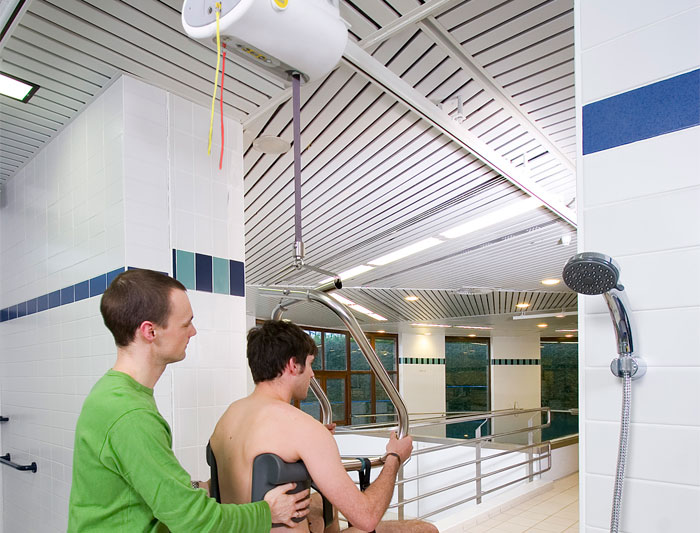 aidmoving grua-de-techo-piscina-